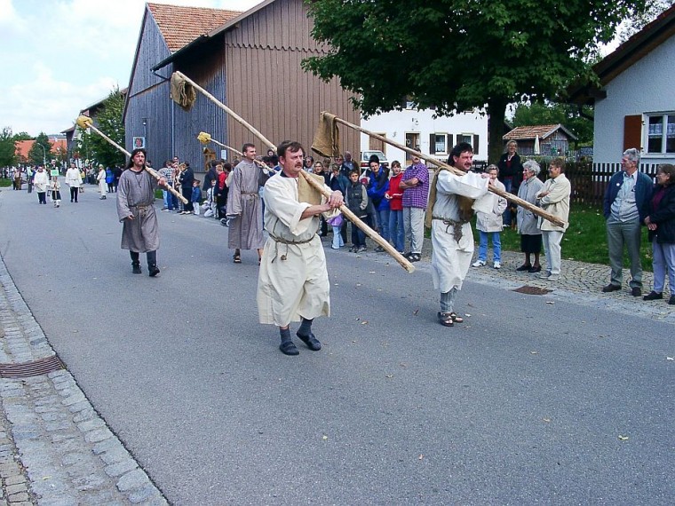 03 Mannschaft mit Löschlappen und -schwämmen