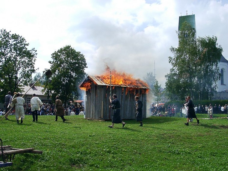 02 Löschversuche mit Lappen und Schwämmen