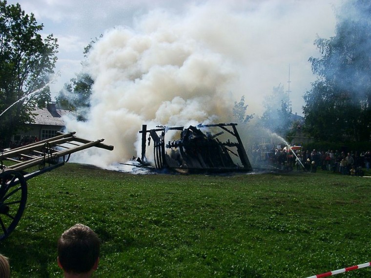 09 Das Feuer brennt nieder