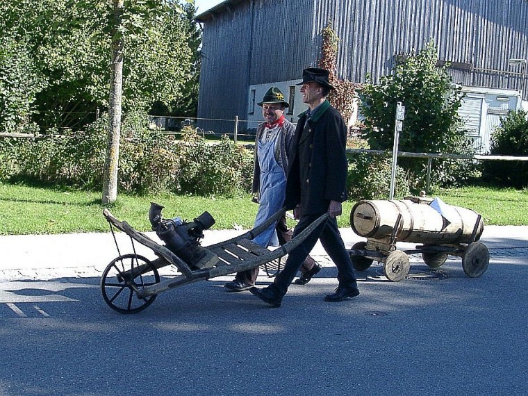 02 G&uuml;llepumpe und kleines G&uuml;llefass