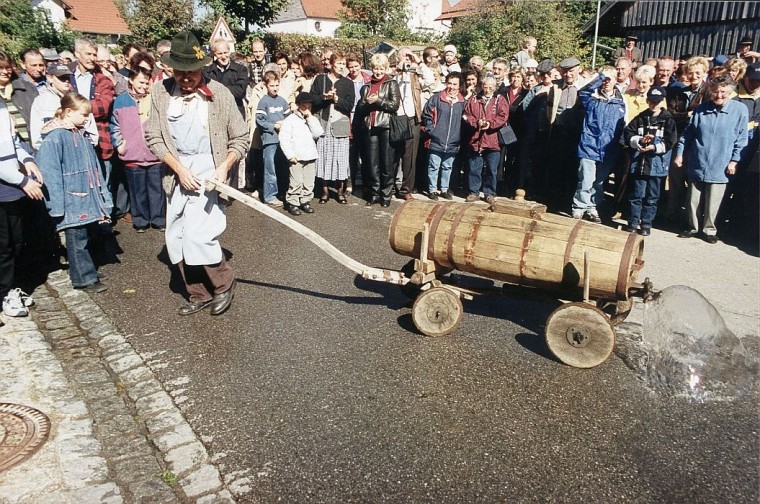 08 Das 400-Literfass wird geleert