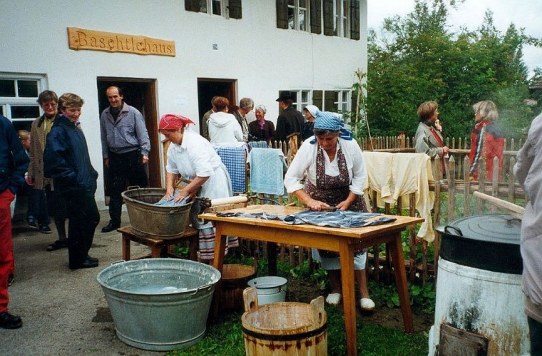 04 Schrubben mit B&uuml;rste und Waschbrett