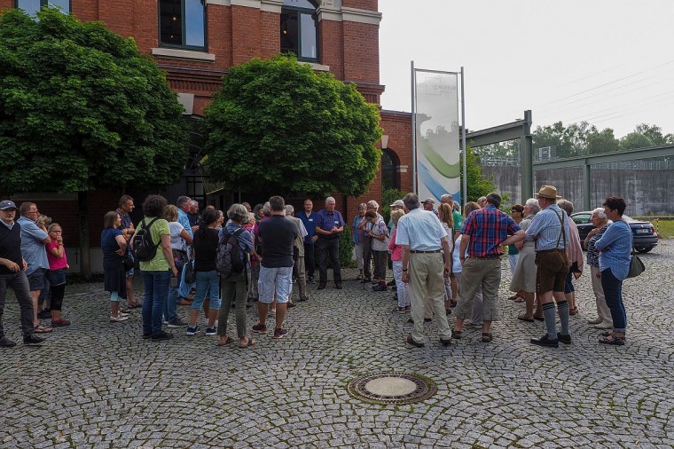 01 Vor dem Wasserkraftwerk Langweid