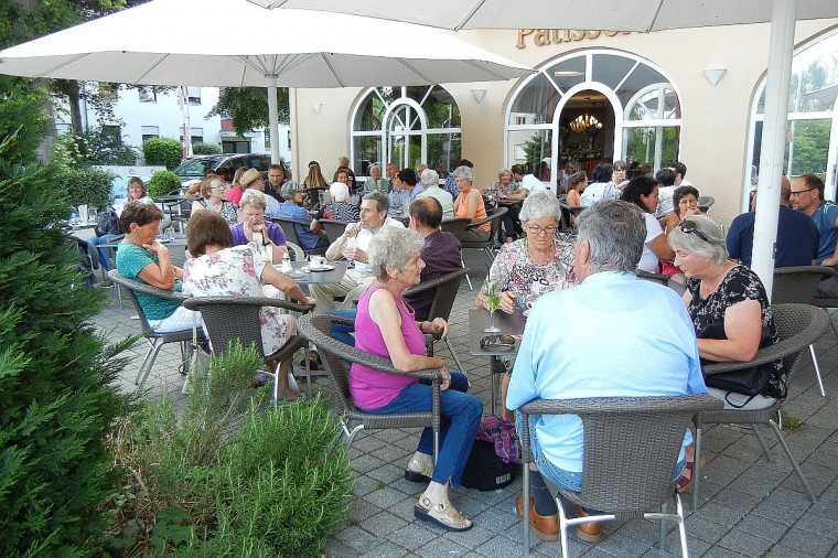 09 Wir geniessen Kaffee, Kuchen und Eis