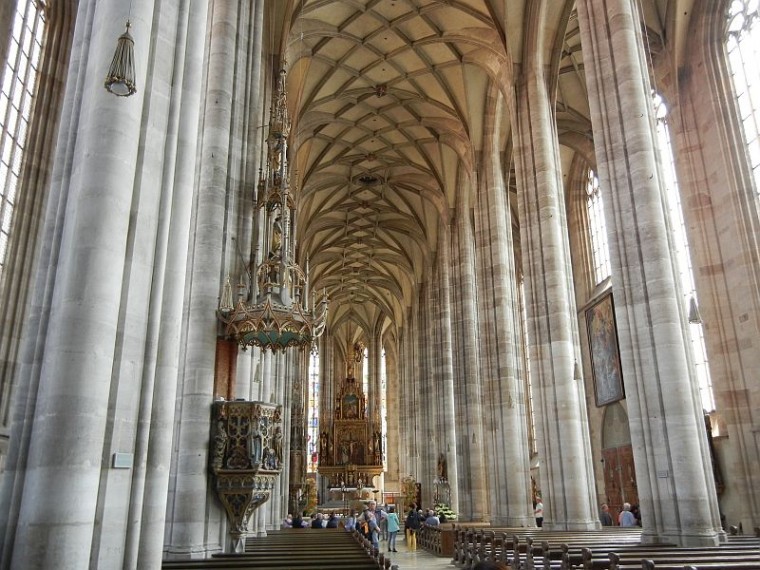 06 Innenraum der Kirche St. Georg