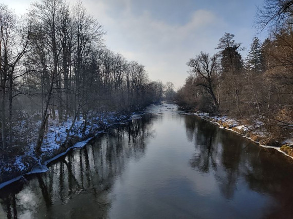 Die Wertach bei der Eisenbahnbrücke Ebenhofen im Winter