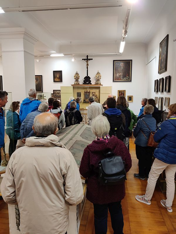 03 F&uuml;hrung durch das Museum im Servitenkloster durch Pater Fero