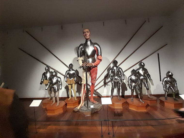 09 Die R&uuml;stung des Riesen, eines 2,60 m gro&szlig;en Mannes aus dem Mittelalter