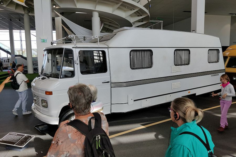 Das erste Hymermobil - noch auf Basis eines Lastwagens, der auf der Ladefl&auml;che einen wohnwagen&auml;hnlichen Aufbau bekam