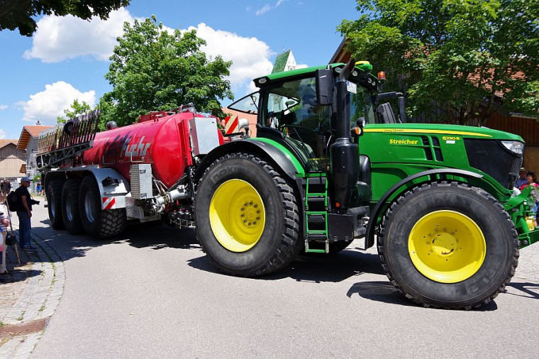 Aktionstag 2002 - der Bschüttetag - modernes Bschüttfass mit 22.000 Liter