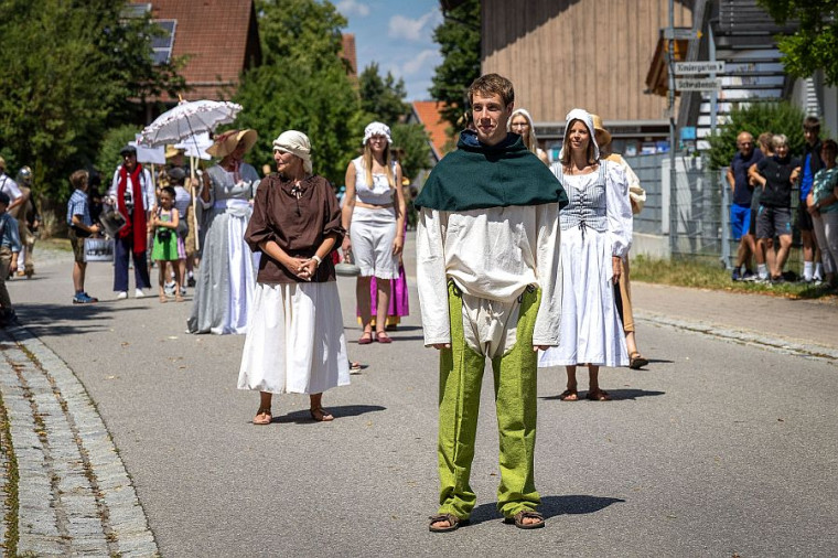 Aktionstag 2012 - Historische Gewandschau - Bäuerliche Kleidung im Mittelalter