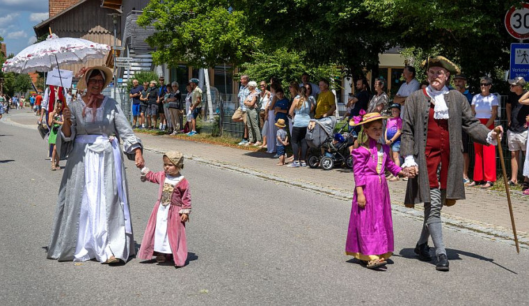 Aktionstag 2012 - Historische Gewandschau - Adel im 18. Jahrhundert