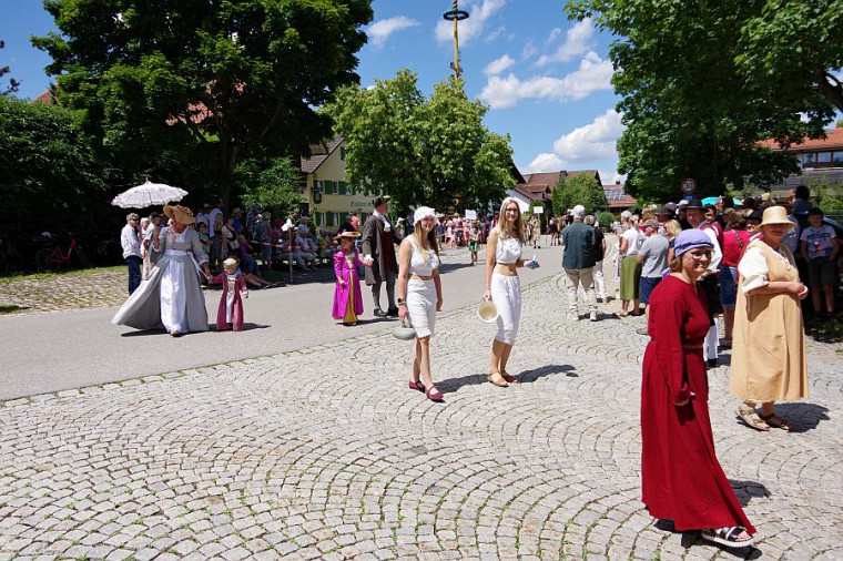 Aktionstag 2012 - Historische Gewandschau - Bürgerliche Frau und Nachtgewänder