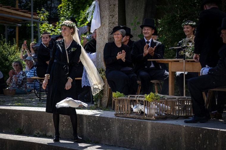 Das Brautpaar öffnet den Käfig mit den weißen Tauben.