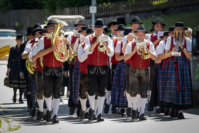 Die Hochzeitsgesellschaft zieht mit der Musikkapelle ein.