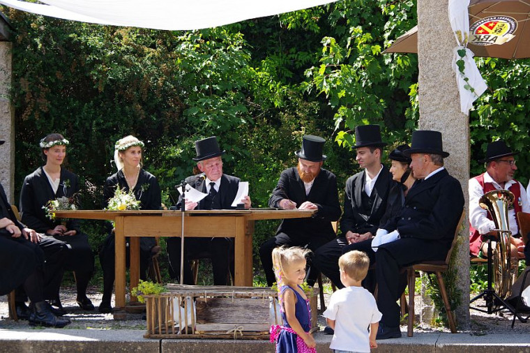 Die Heiratsdokumente werden mit Tinte und Feder unterzeichnet.