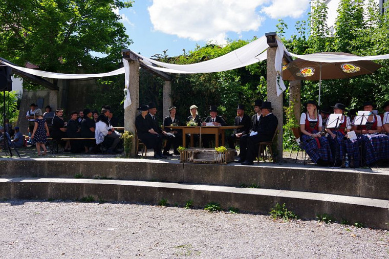 Der Bürgermeister verliest den Ehevertrag ...