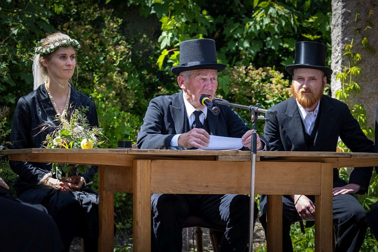 Der Bürgermeister mit dem Brautpaar.